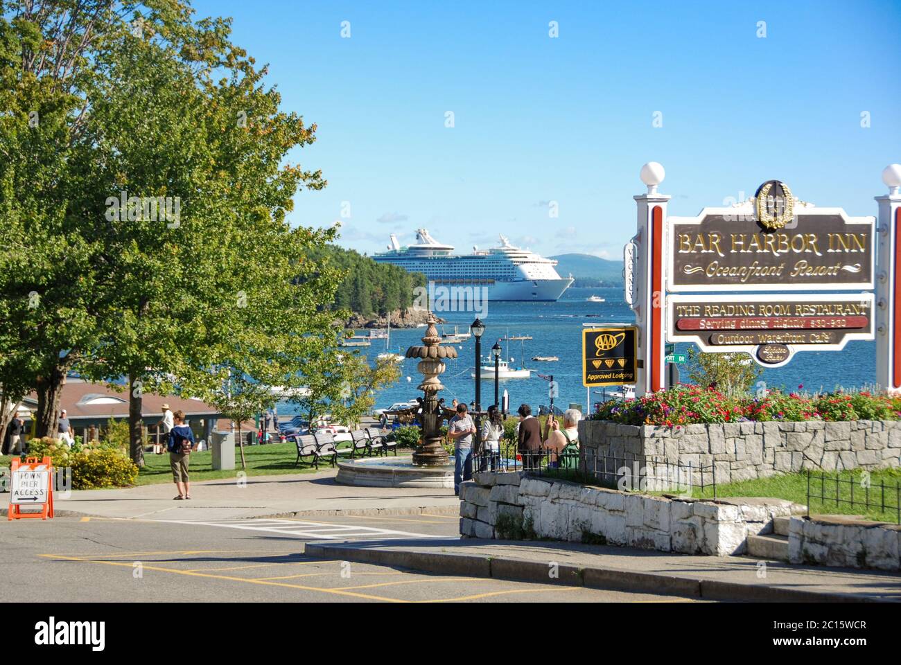 Bar Harbour, Maine, Etats-Unis - septembre 2010 : bord de mer de Bar Harbor avec un bateau de croisière en arrière-plan. C'est un port d'appel populaire pour les navires Banque D'Images