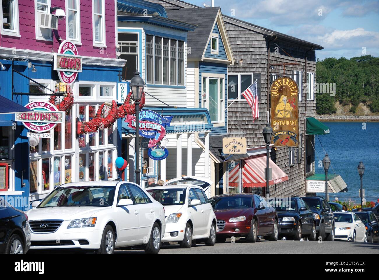 Bar Harbour, Maine, Etats-Unis - septembre 2010: Rue avec des restaurants menant à la mer à Bar Harbor. C'est un port d'appel populaire pour les bateaux de croisière Banque D'Images