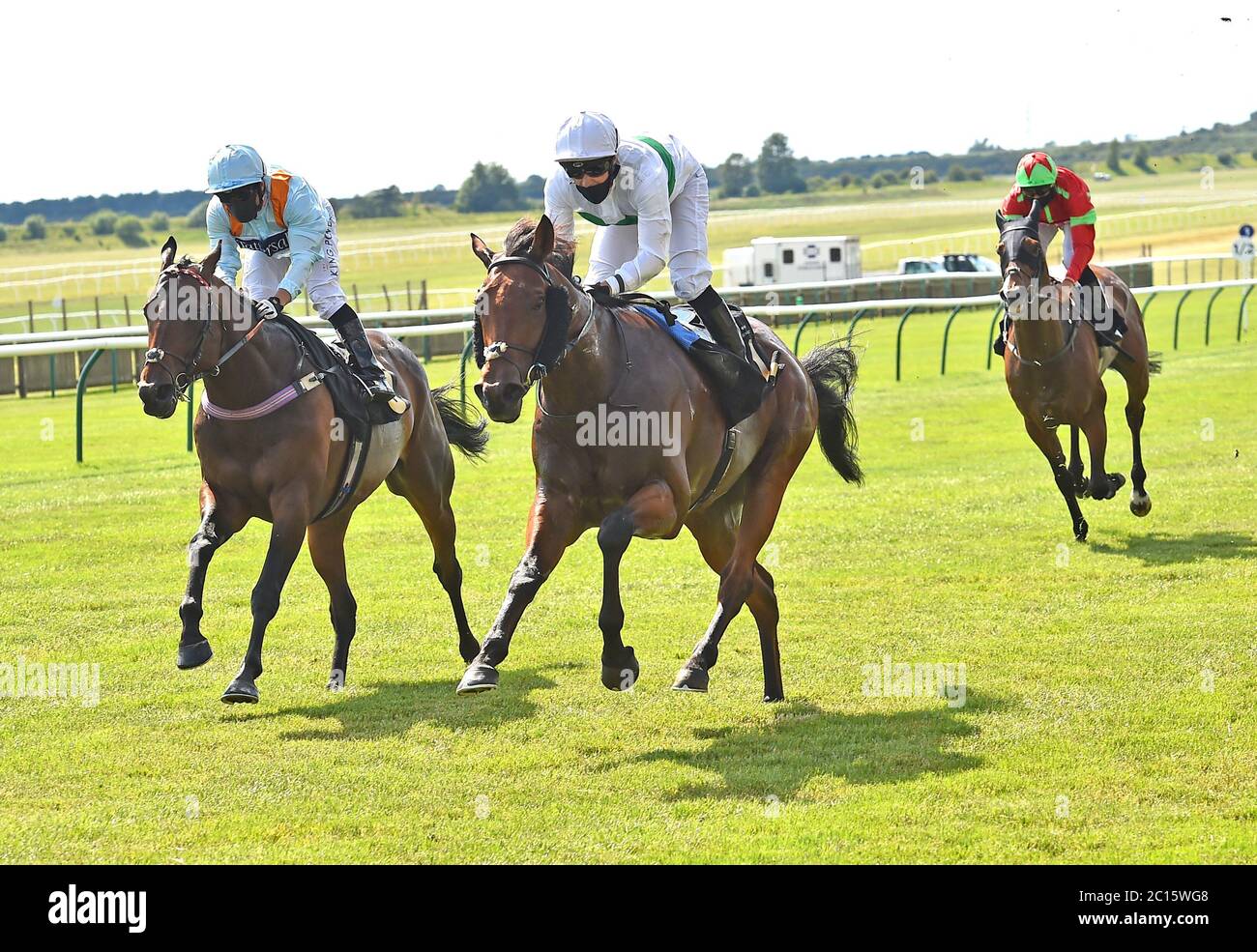 Repaupo, monté par Nicky Mackay (au centre), remporte les actions de handicap de Discover Newmarket Offing Specialist Tours de Motawaafeq, monté par Silvestre de Sousa (à gauche) à l'hippodrome de Newmarket. Banque D'Images