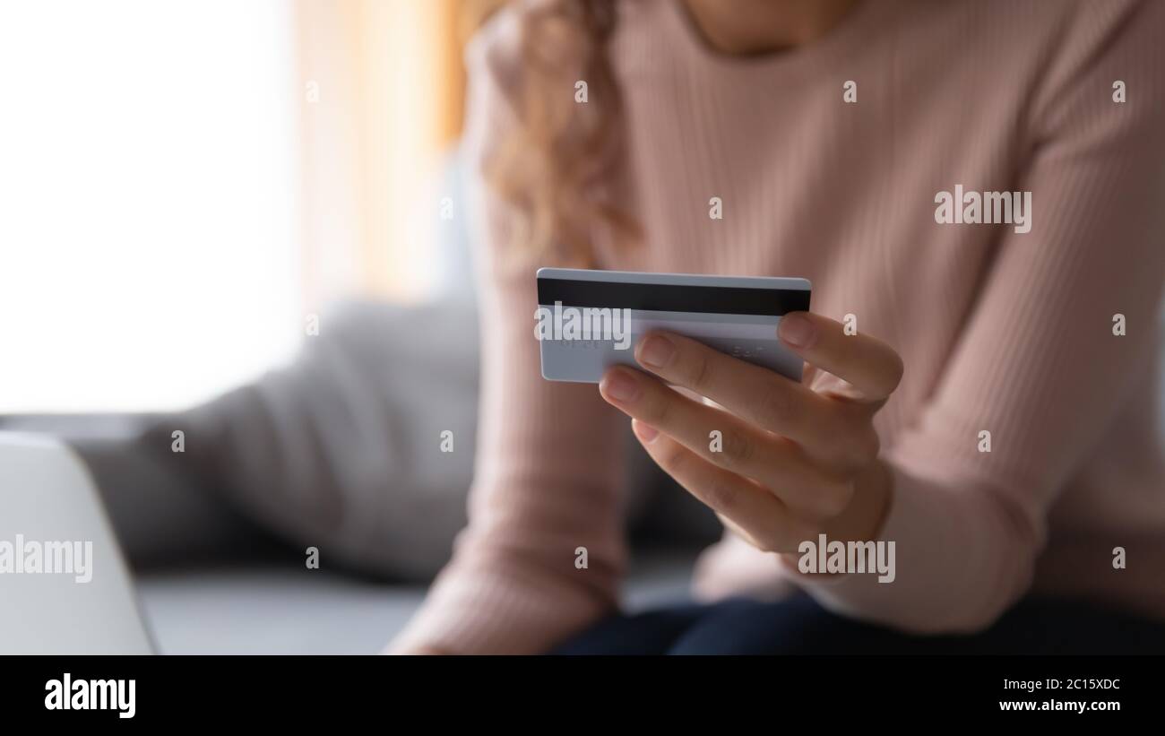 Gros plan femme payant en ligne, tenant une carte de crédit en plastique Banque D'Images