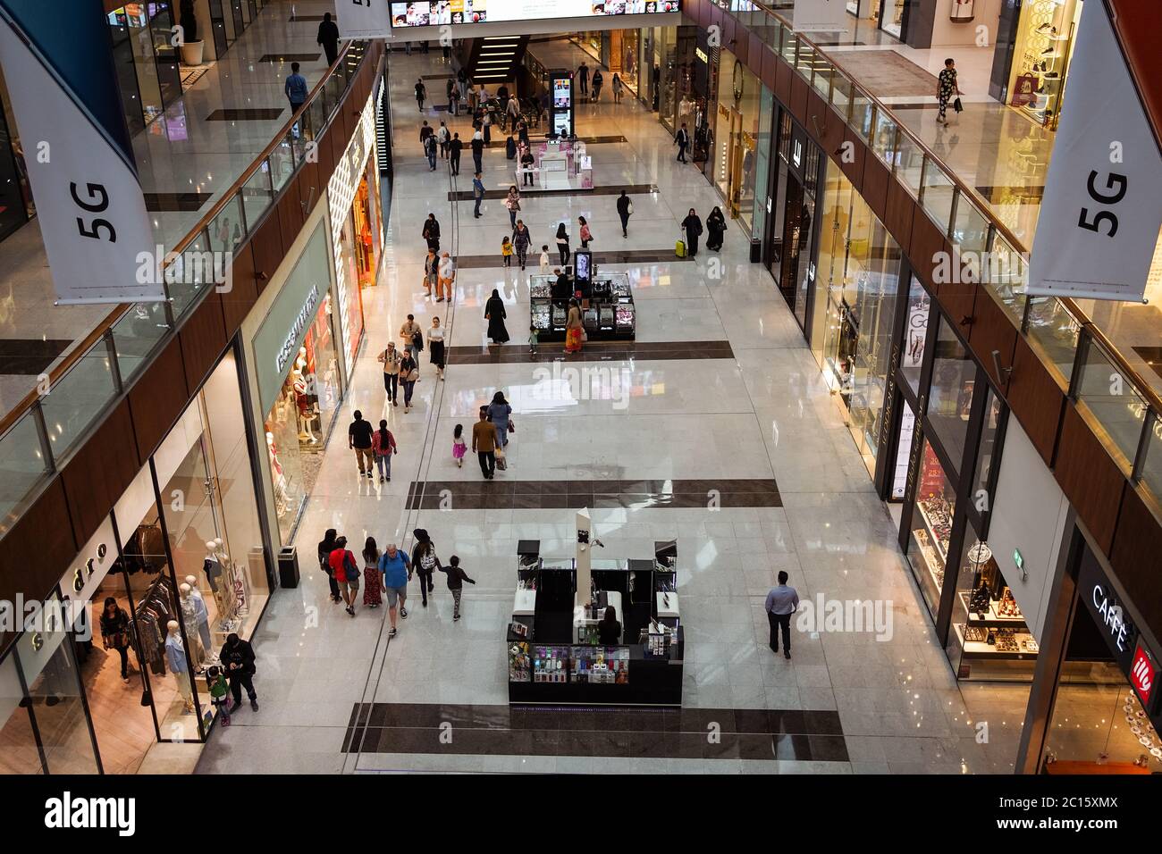 Dubaï / Émirats arabes Unis - 1 février 2020 : photo intérieure du centre commercial de Dubaï avec une foule de touristes multiethniques qui font du shopping Banque D'Images