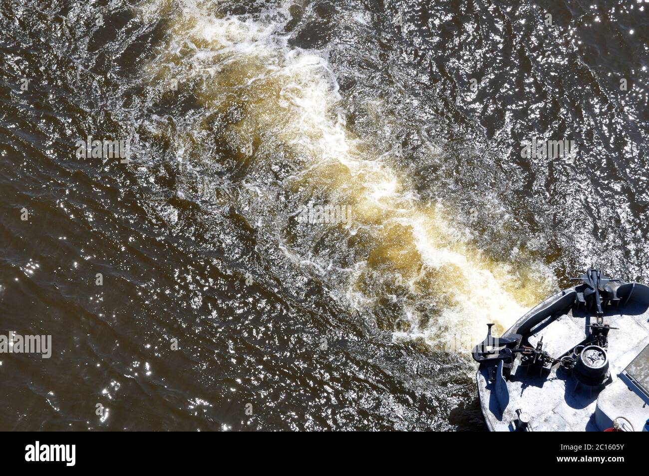 Eau mousseuse de l'océan derrière la poupe du navire. Banque D'Images