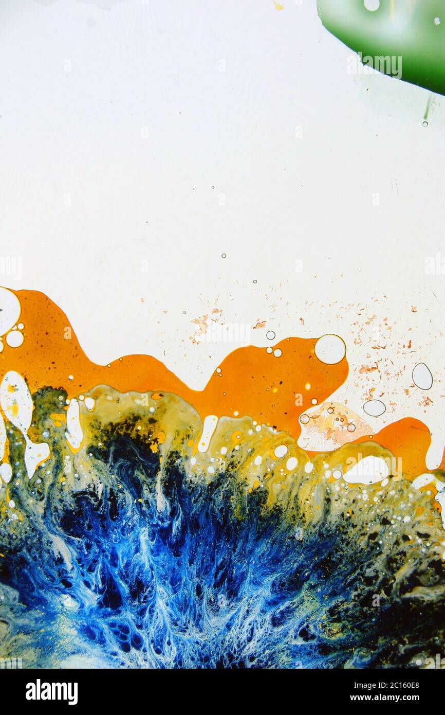 Liquides colorés mélangés dans un fluide créant une peinture abstraite colorée Banque D'Images