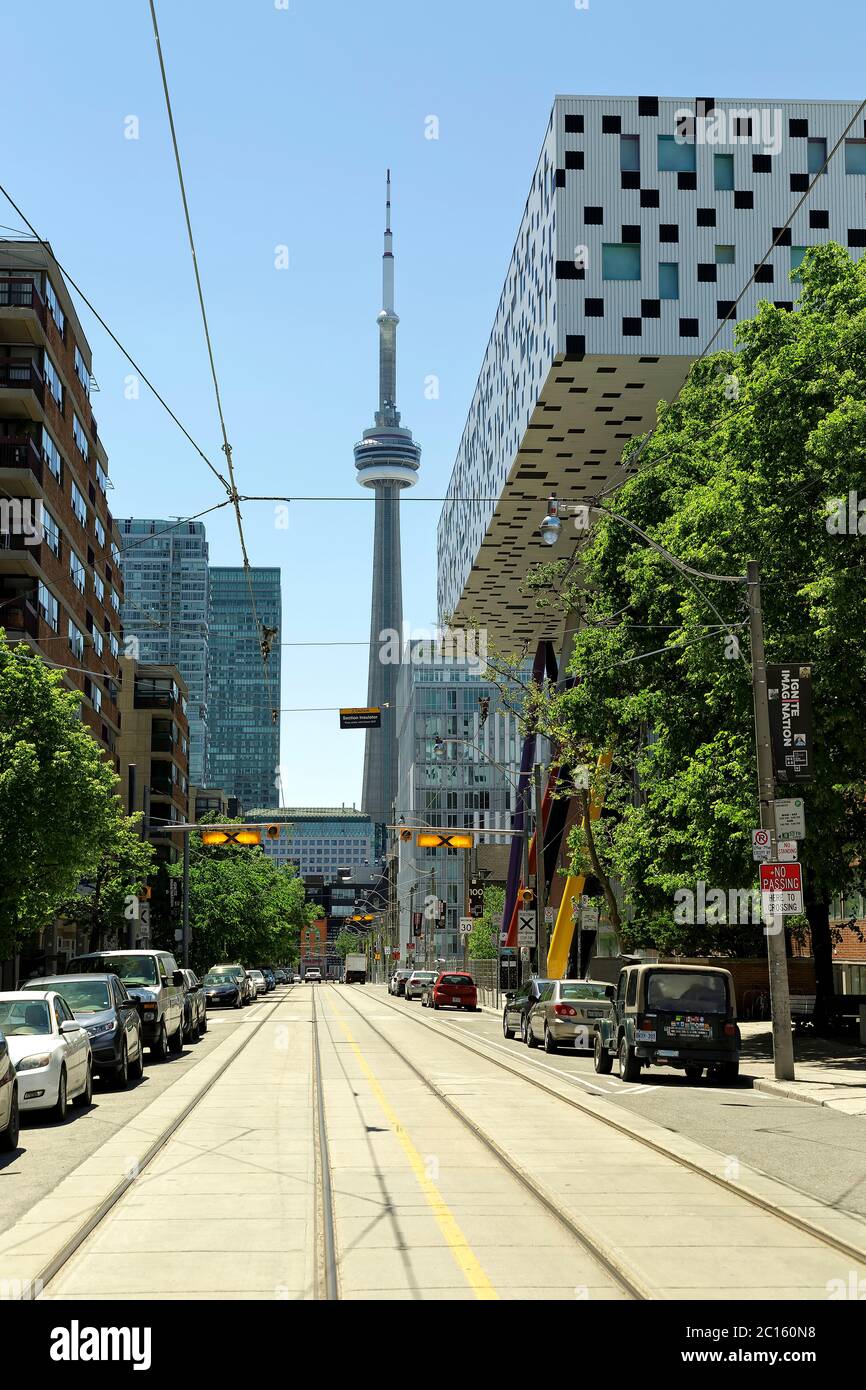 Vue sur la rue de Toronto avec l'Ontario College of Art and Design et la Tour CN. Toronto Ontario Canada. Banque D'Images