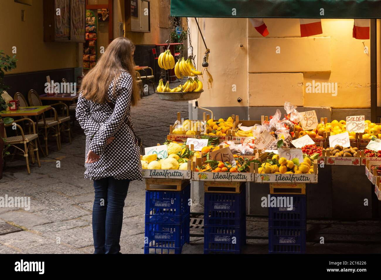 Une femme touriste qui cherche un arrêt de fruits dans un marché sur la route via San Cesareo dans la vieille ville de Sorrente, Campanie, Italie Banque D'Images