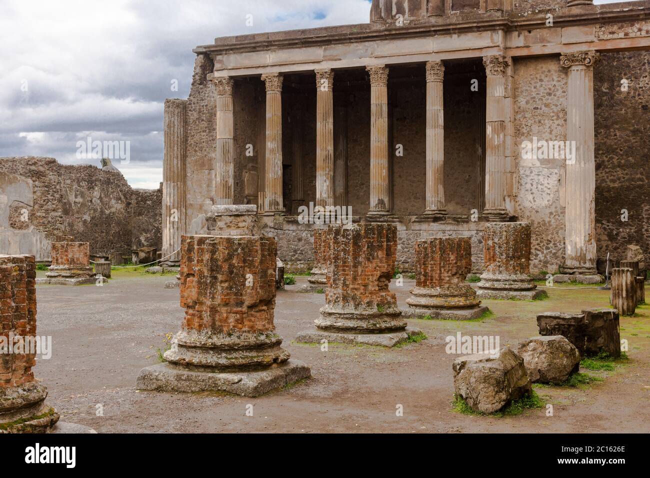 L'entrée principale des ruines de la basilique avec colonnes corinthiennes sur la via Marina à l'ancienne ville de Pompéi, en Italie Banque D'Images