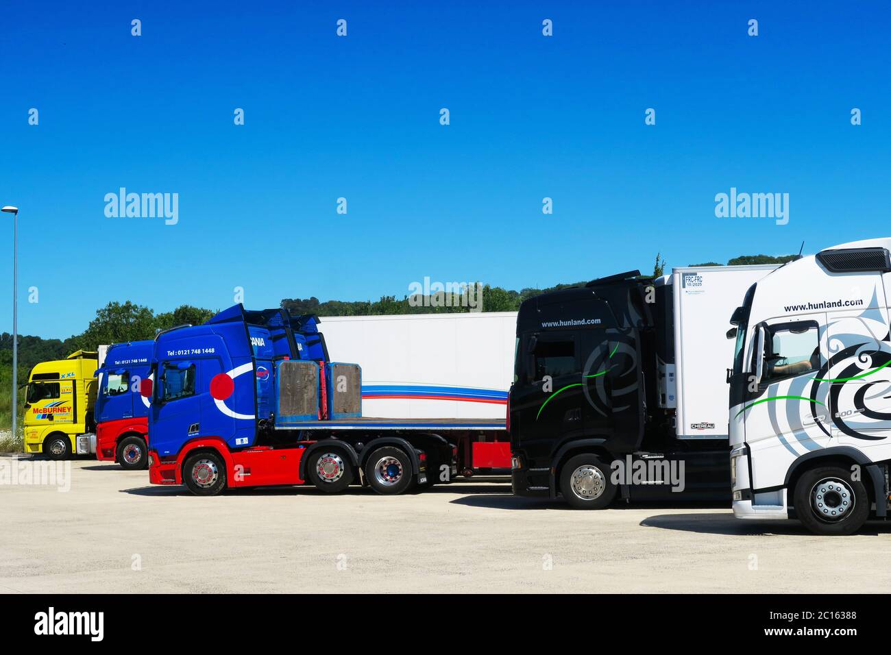 Camions garés dans les services de Gloucester. Banque D'Images