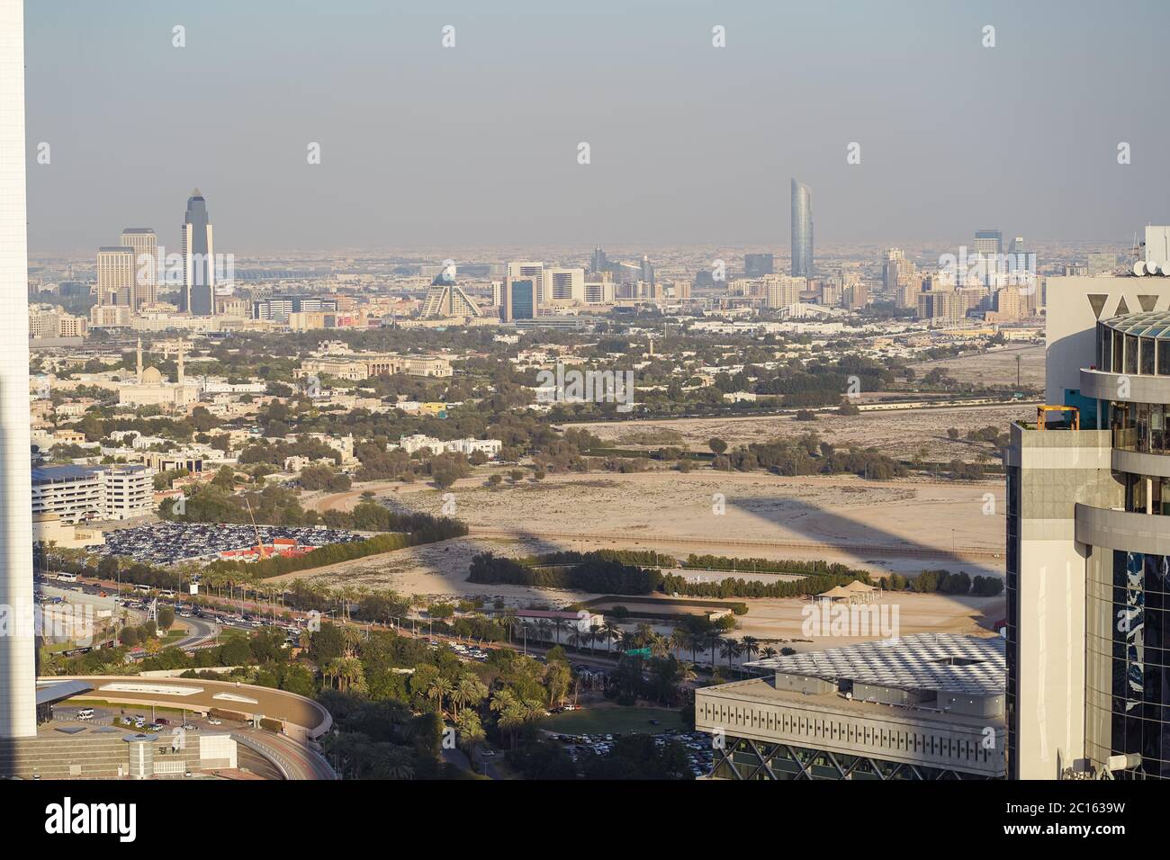 Dubaï / Émirats arabes Unis - 1er février 2020 : belle vue panoramique aérienne au coucher du soleil de Dubaï zone vide pour la construction Banque D'Images