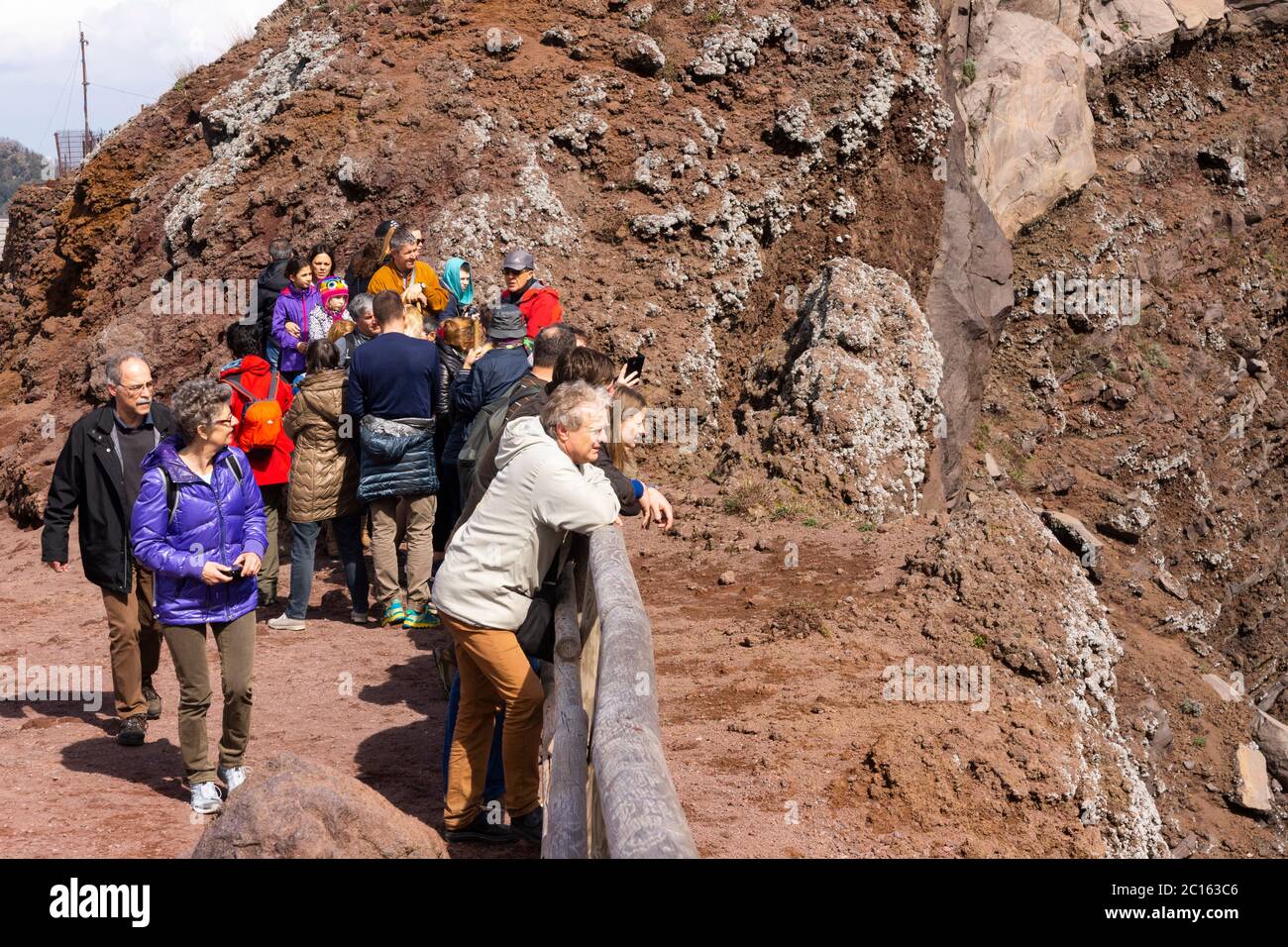 Touristes et visiteurs au sommet / cône sur le bord du sommet caldera du Vésuve, un volcan actif (somma-stratovolcan), Campanie, Italie Banque D'Images