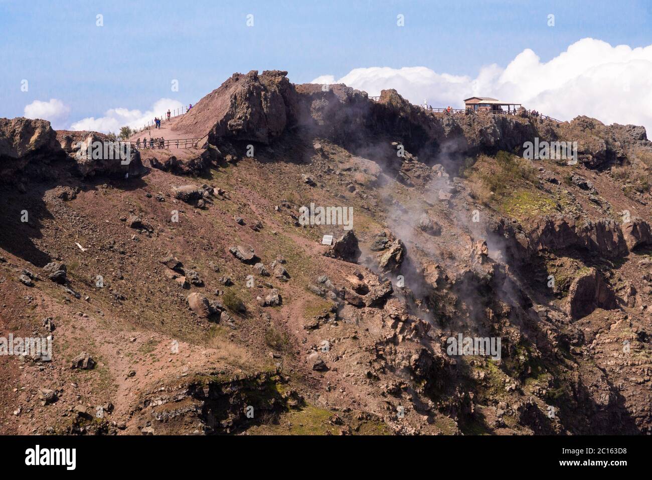 La fumée s'élève de l'intérieur du cône au sommet de la caldera du Mont Vésuve, un volcan actif (somma-stratovolcan), Campanie, Italie Banque D'Images