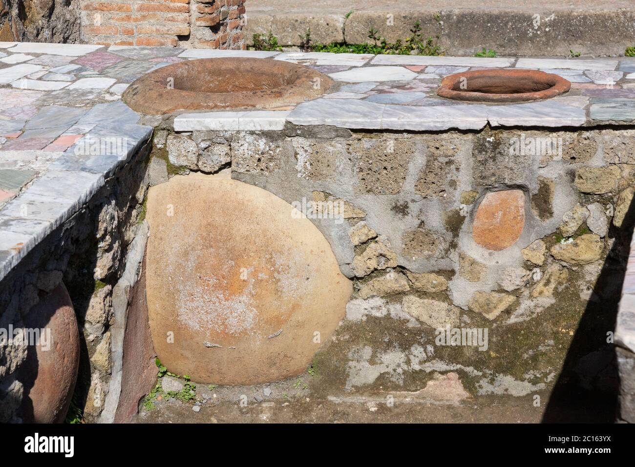 Roman Grande Taberna (fast food Outlet) avec comptoir recouvert de marbre et récipients en céramique dans l'ancienne ville d'Herculanum, Italie Banque D'Images