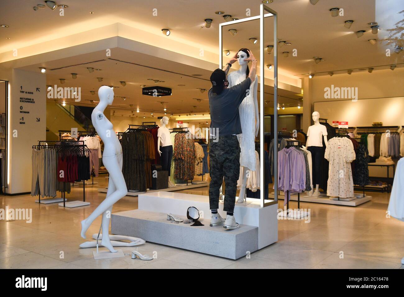 Un ouvrier habille un mannequin dans un magasin Zara d'Oxford Street,  Londres, avant la réouverture des détaillants non essentiels en Angleterre  le 15 juin Photo Stock - Alamy