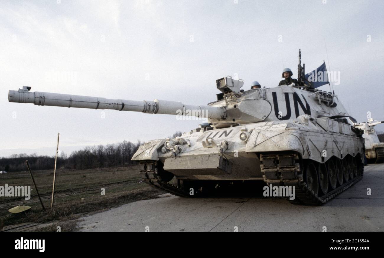 7 mars 1994 pendant la guerre en Bosnie : un léopard danois 1A5 main Battle Tank de Nordbat 2 garde à l'aéroport de Tuzla. Banque D'Images