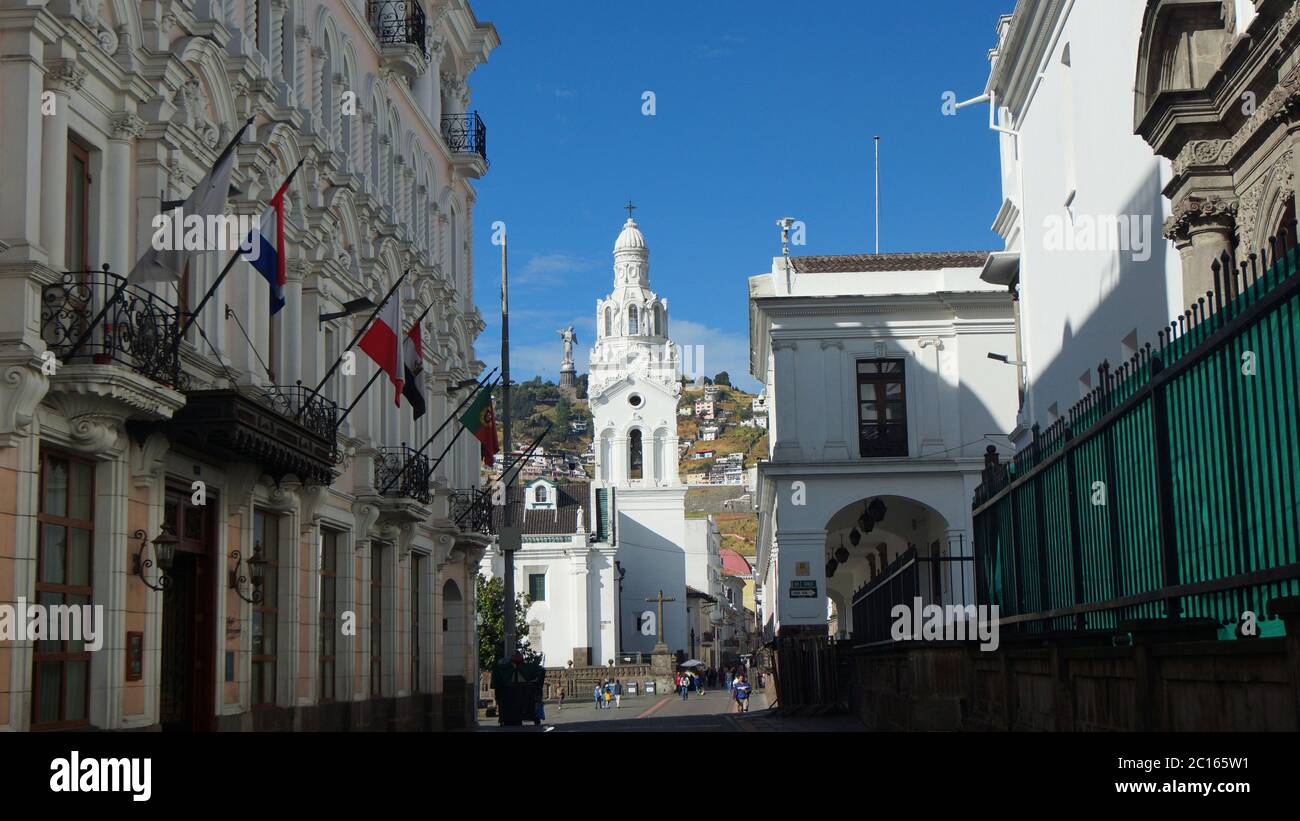 Quito, Pichincha / Equateur - septembre 16 2018: Personnes marchant près de la cathédrale métropolitaine de Quito avec la Vierge d'El Panecillo dans l'arrière-gro Banque D'Images