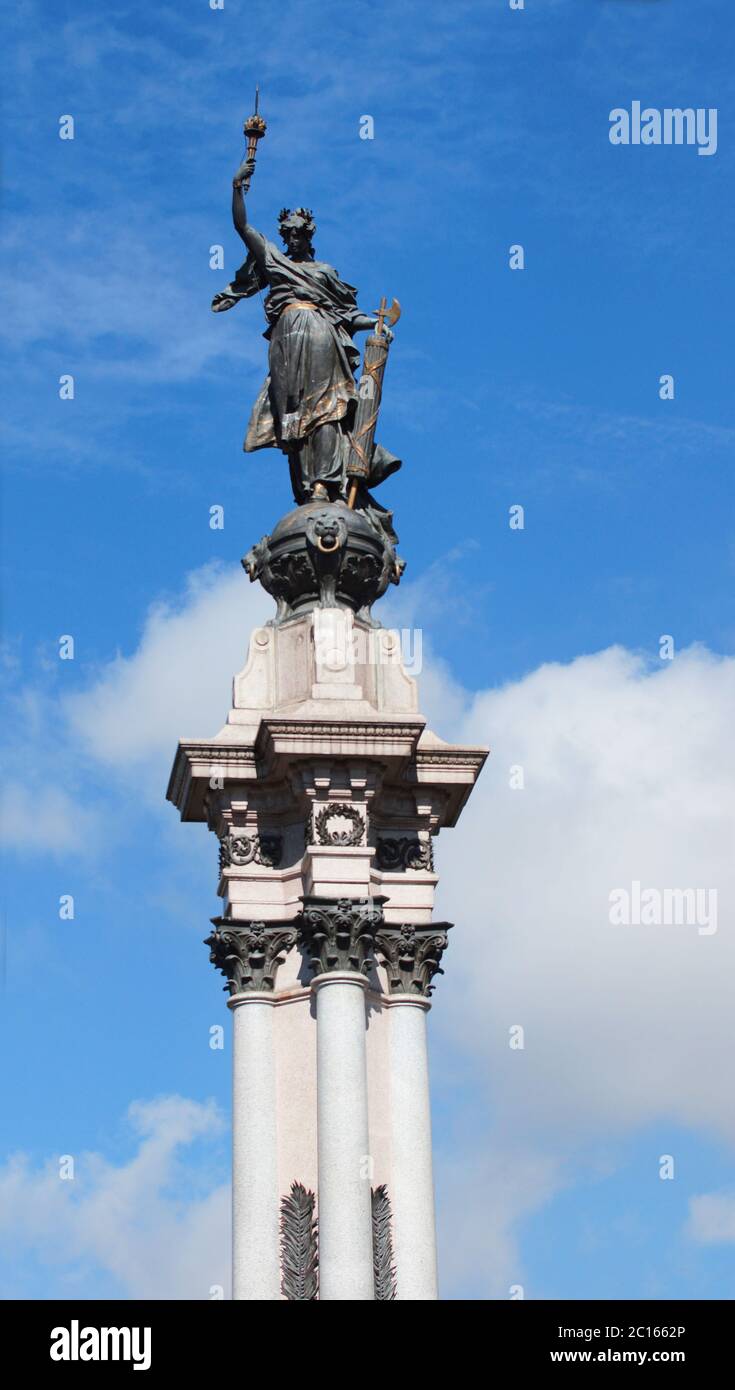 Quito, Pichincha / Equateur - septembre 16 2018 : approche de la sculpture en bronze qui représente Libertas, la déesse romaine de la liberté personnelle. Emplacement Banque D'Images