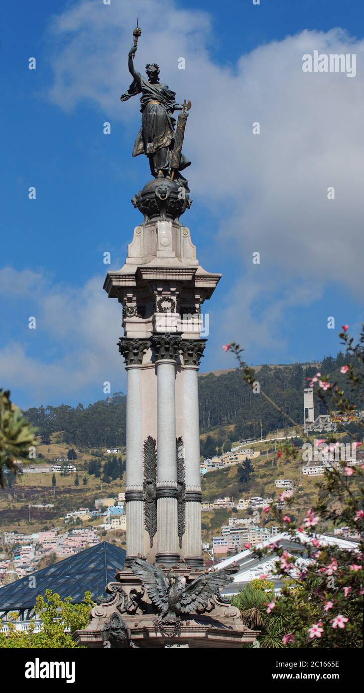 Quito, Pichincha / Equateur - septembre 16 2018 : approche de la sculpture en bronze qui représente Libertas, la déesse romaine de la liberté personnelle. Emplacement Banque D'Images