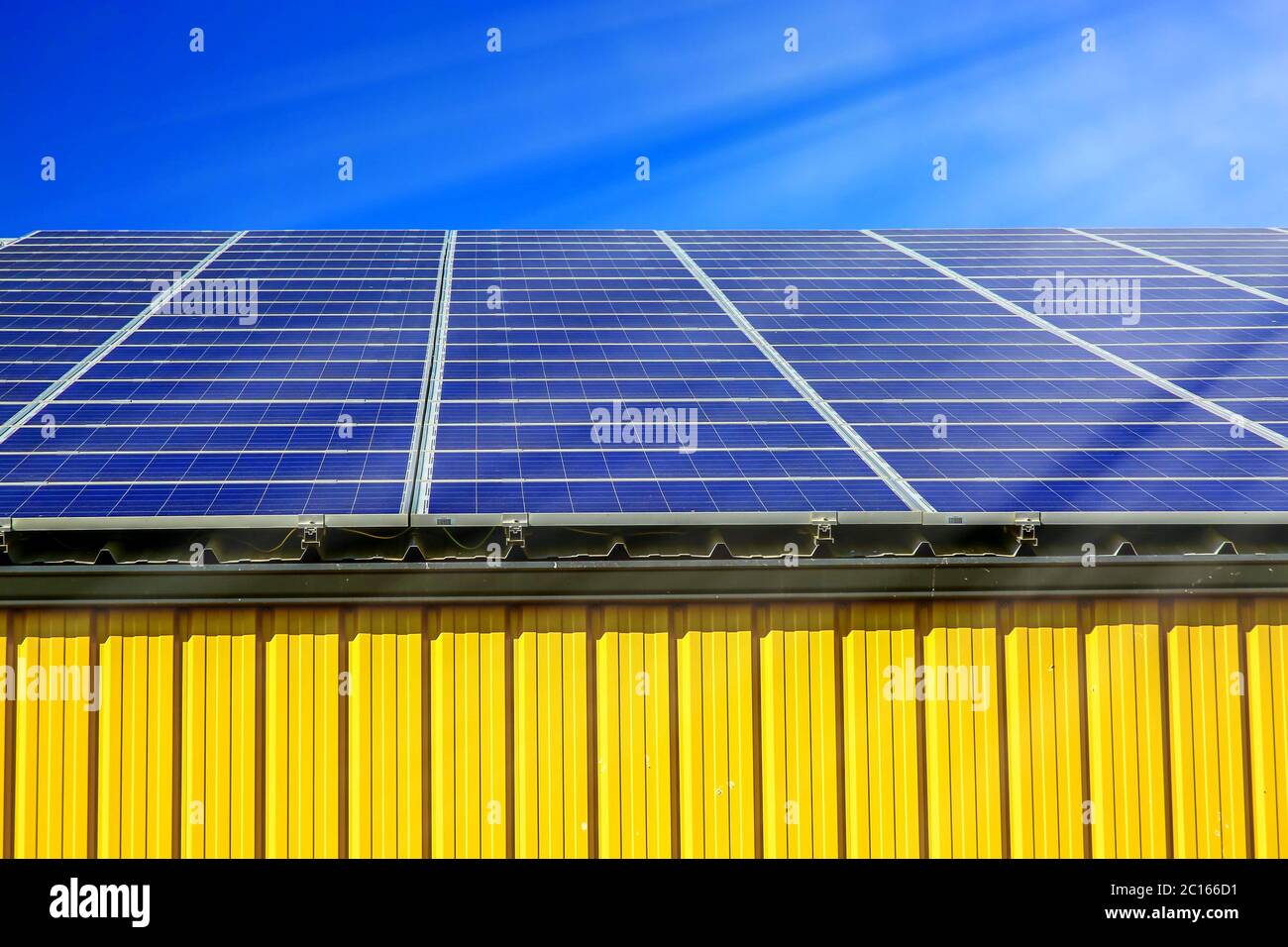 Panneau solaire sur un toit d'entrepôt commercial Banque D'Images