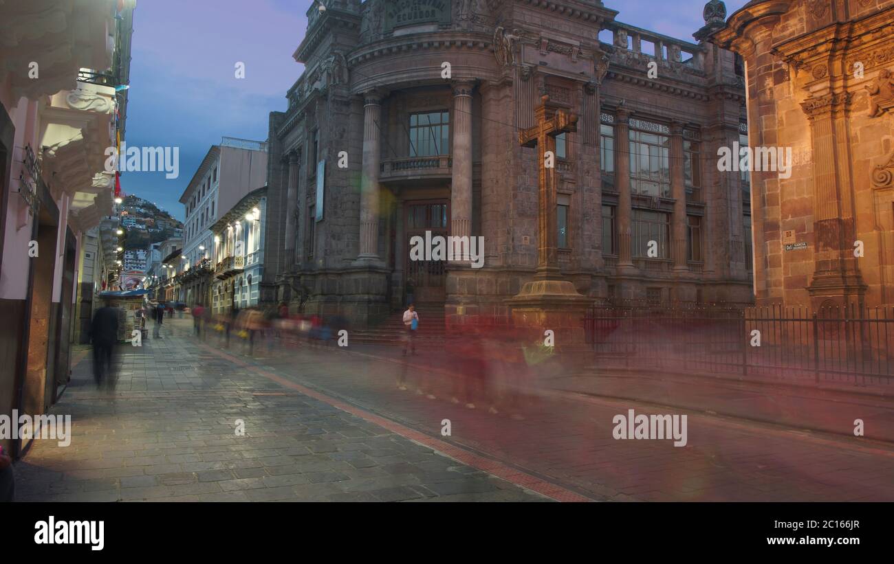 Quito, Pichincha / Equateur - septembre 8 2018: Personnes marchant dans la rue Garcia Moreno dans le centre historique de Quito la nuit Banque D'Images