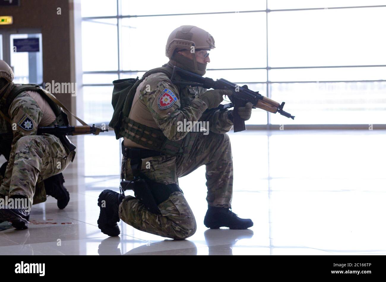 Un soldat entièrement équipé de KORD, de la police SWAT, a pris position Banque D'Images