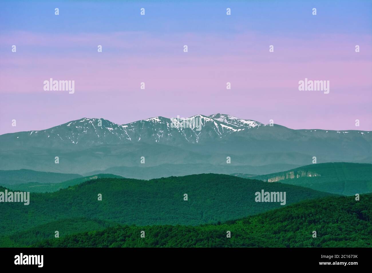 Montagnes derrière les collines Banque D'Images