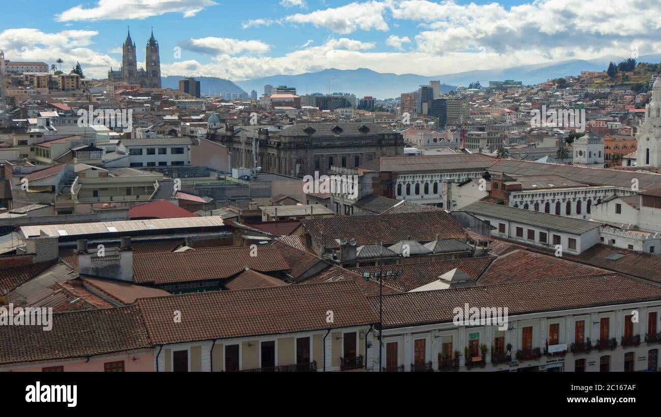 Vue panoramique du centre historique de Quito avec le quartier moderne de la ville en arrière-plan, un après-midi nuageux Banque D'Images