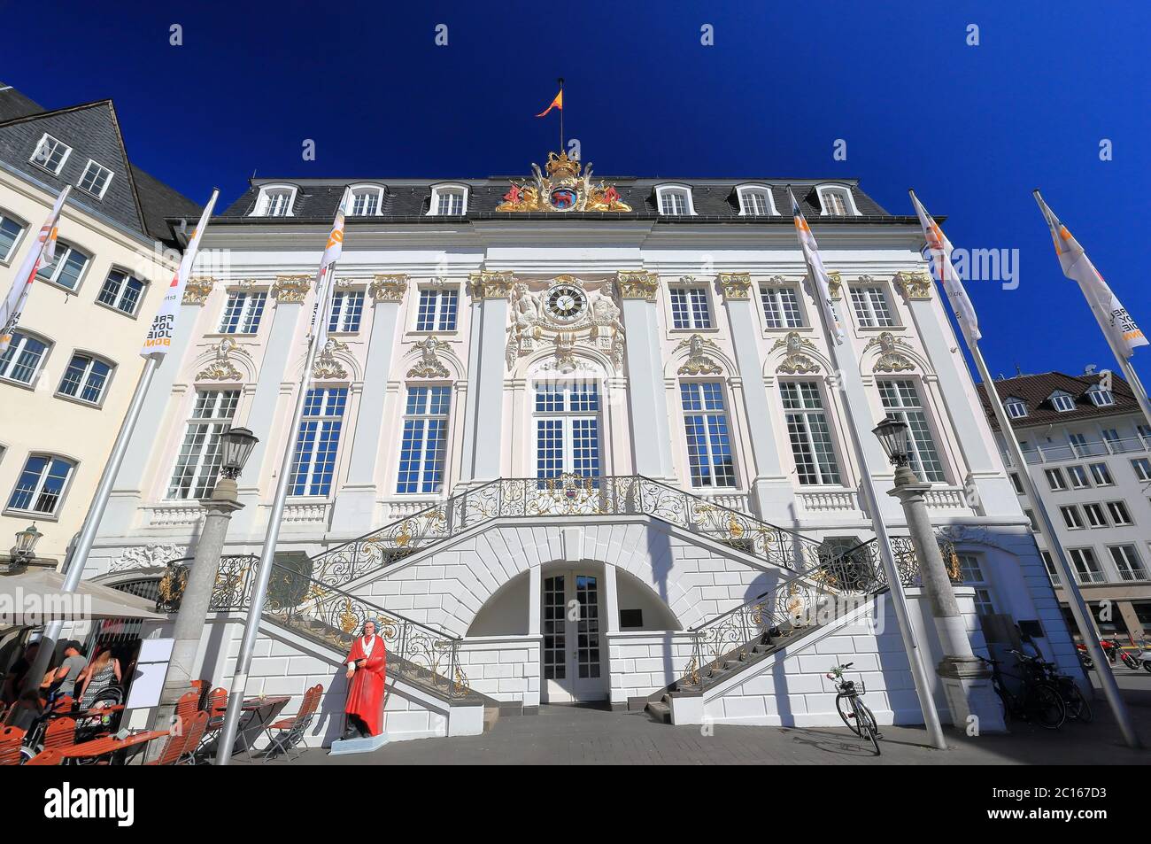 L'Altes Rathaus (ancienne mairie) vu de la place centrale du marché. Bonn, Allemagne. Il a été construit dans le style rococo en 1737 - 1738. Banque D'Images