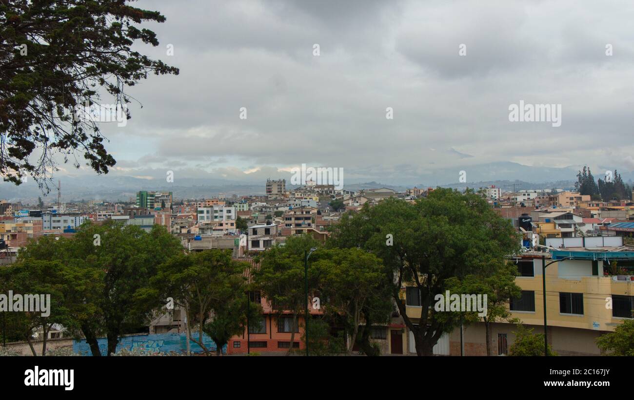Vue panoramique sur la ville de Riobamba, capitale de la province de Chimborazo par une journée nuageux. Équateur Banque D'Images
