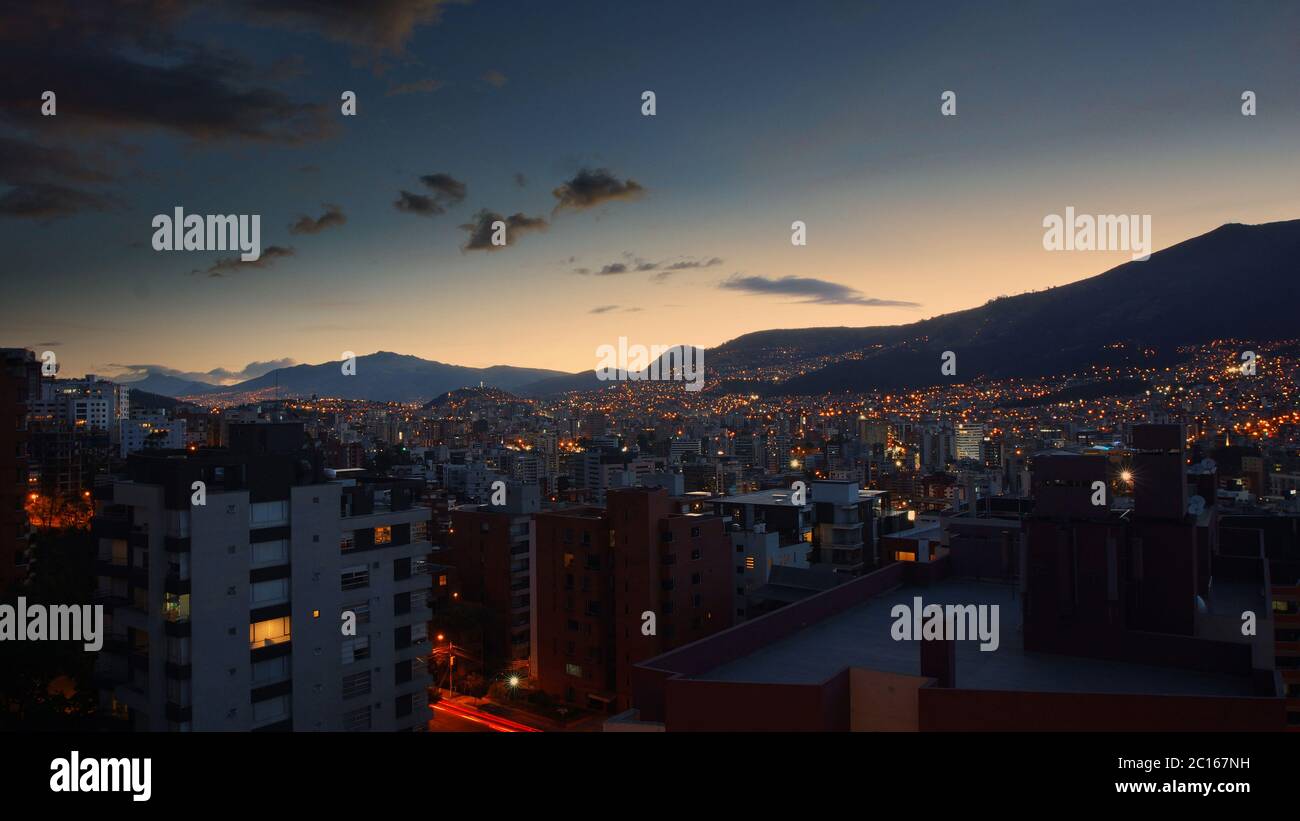 Vue panoramique sur le centre de la ville de Quito au coucher du soleil avec un ciel clair - Equateur Banque D'Images