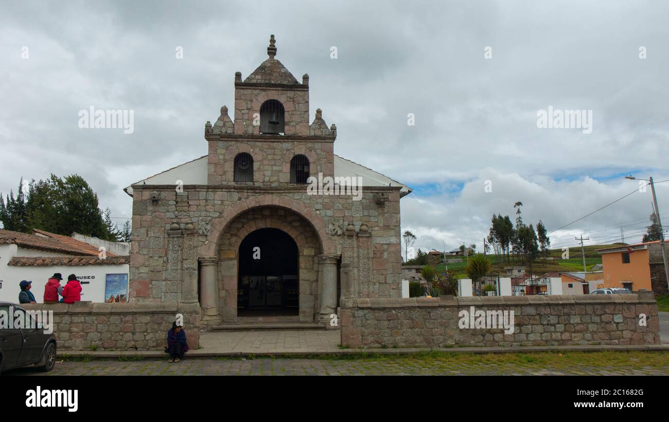 Colta, Chimborazo / Equateur - février 10 2019: Groupe de peuples autochtones assis devant l'église de Maria Natividad de Balbanera, le premier C Banque D'Images