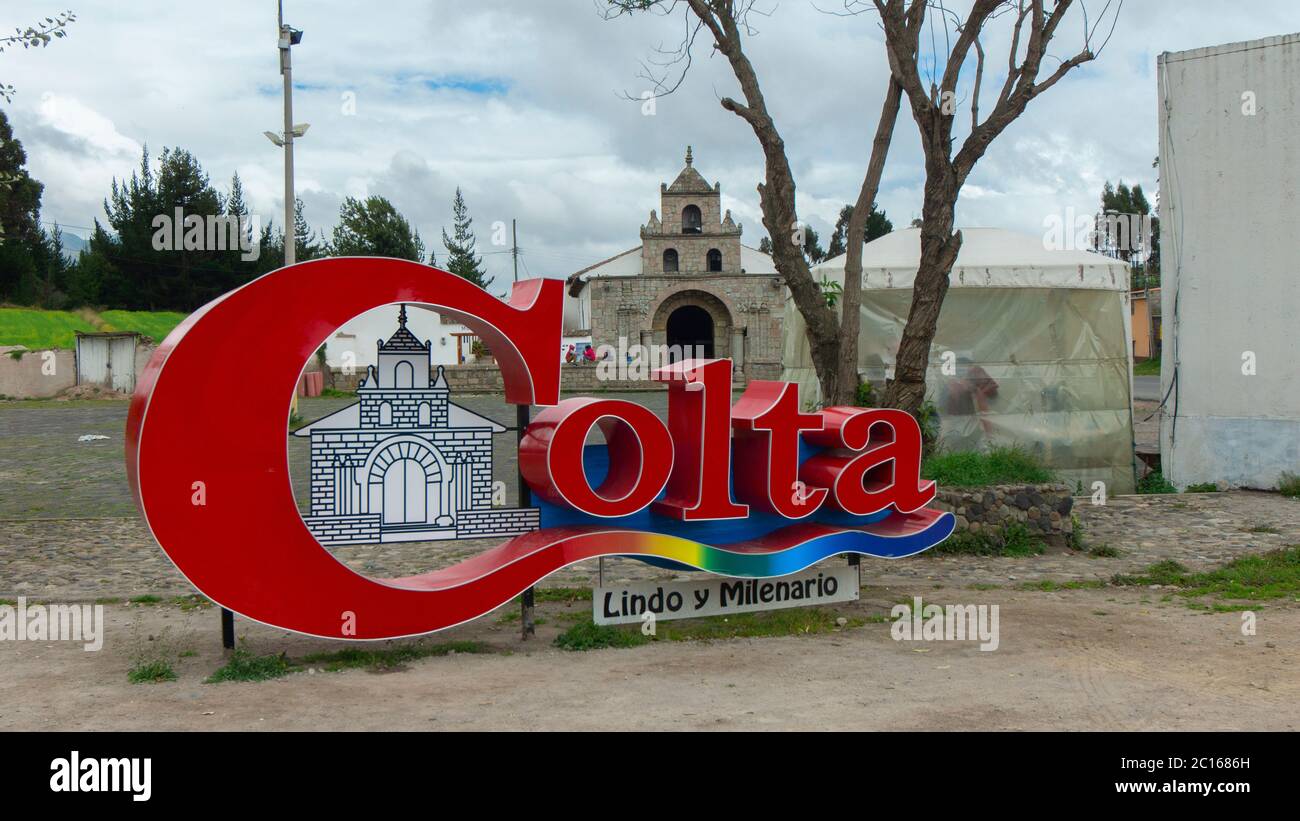 Colta, Chimborazo / Equateur - février 10 2019: Vue du panneau COLTA en face de l'église Maria Natividad de Balbanera, la première église catholique Banque D'Images