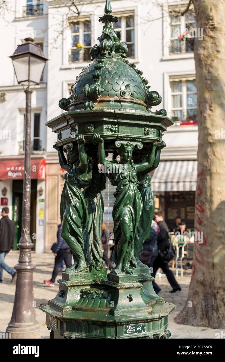 Une des fontaines anciennes de Wallace avec sculpture de groupe de femmes sur à Paris Banque D'Images