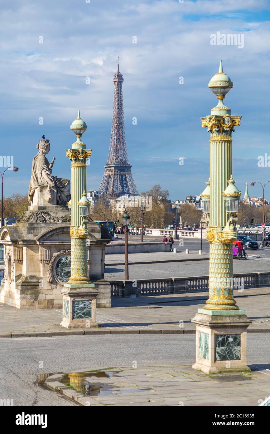 La Tour Eiffel et la place de la Concorde à Paris Banque D'Images