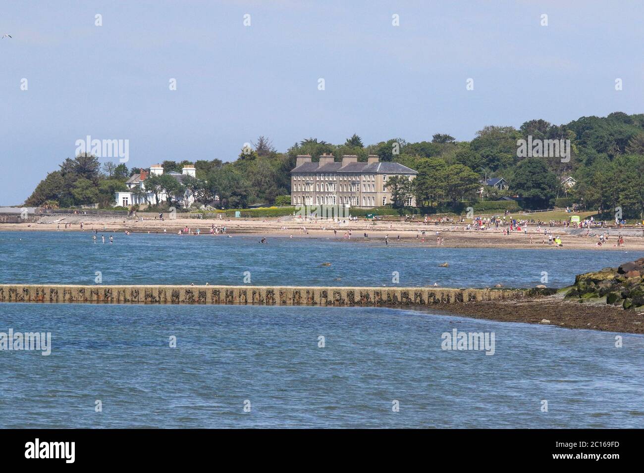 Hollywood, County Down, Irlande du Nord. 14 juin 2020. Météo au Royaume-Uni - une journée chaude et ensoleillée sur la côte de Belfast Lough, dans la ville voisine de Hollywood, a vu des gens essayer de profiter du beau temps ensoleillé et chaud avec des températures au milieu des années vingt. Les gens ont bien pris de distance sur la plage de galets du comté de Hollywood, après l'assouplissement des restrictions de confinement. Crédit : CAZIMB/Alamy Live News. Banque D'Images