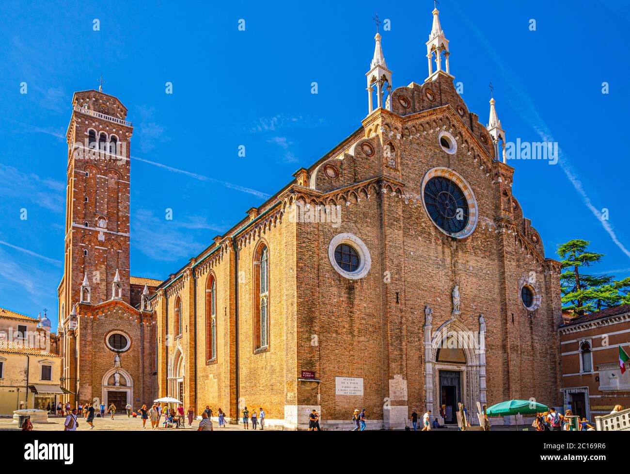 Venise, Italie, 13 septembre 2019: Basilique de Santa Maria Gloriosa dei Frari Église catholique avec clocher dans le centre historique de la ville sestiere de San Polo, ciel bleu, région de Vénétie Banque D'Images