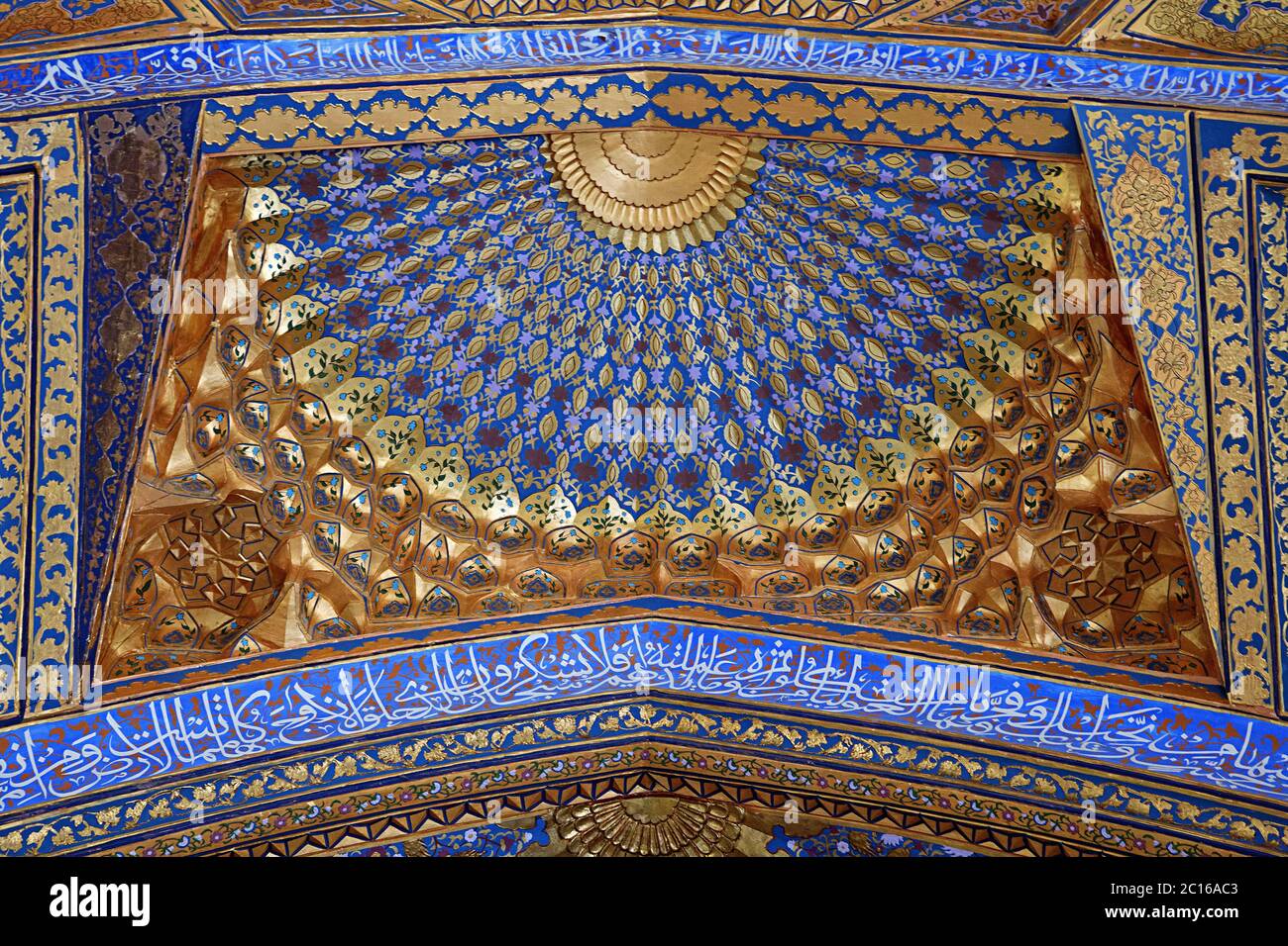SAMARKAND, OUZBÉKISTAN - Mai 04, 2014 : Plafond du mausolée Aksaray Banque D'Images