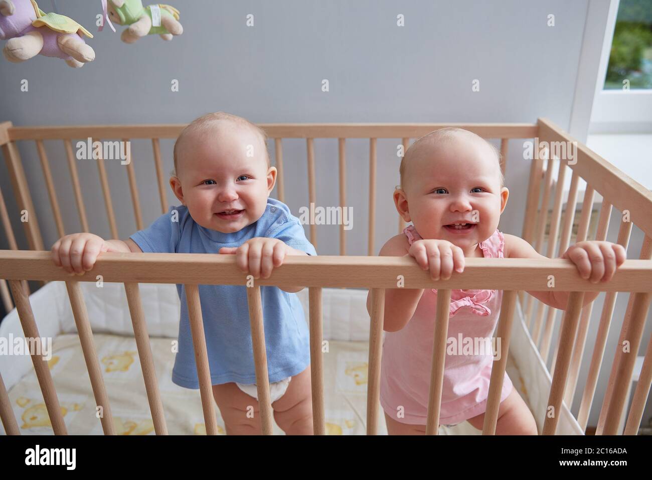 Two beautiful twins baby Banque de photographies et d'images à haute  résolution - Alamy