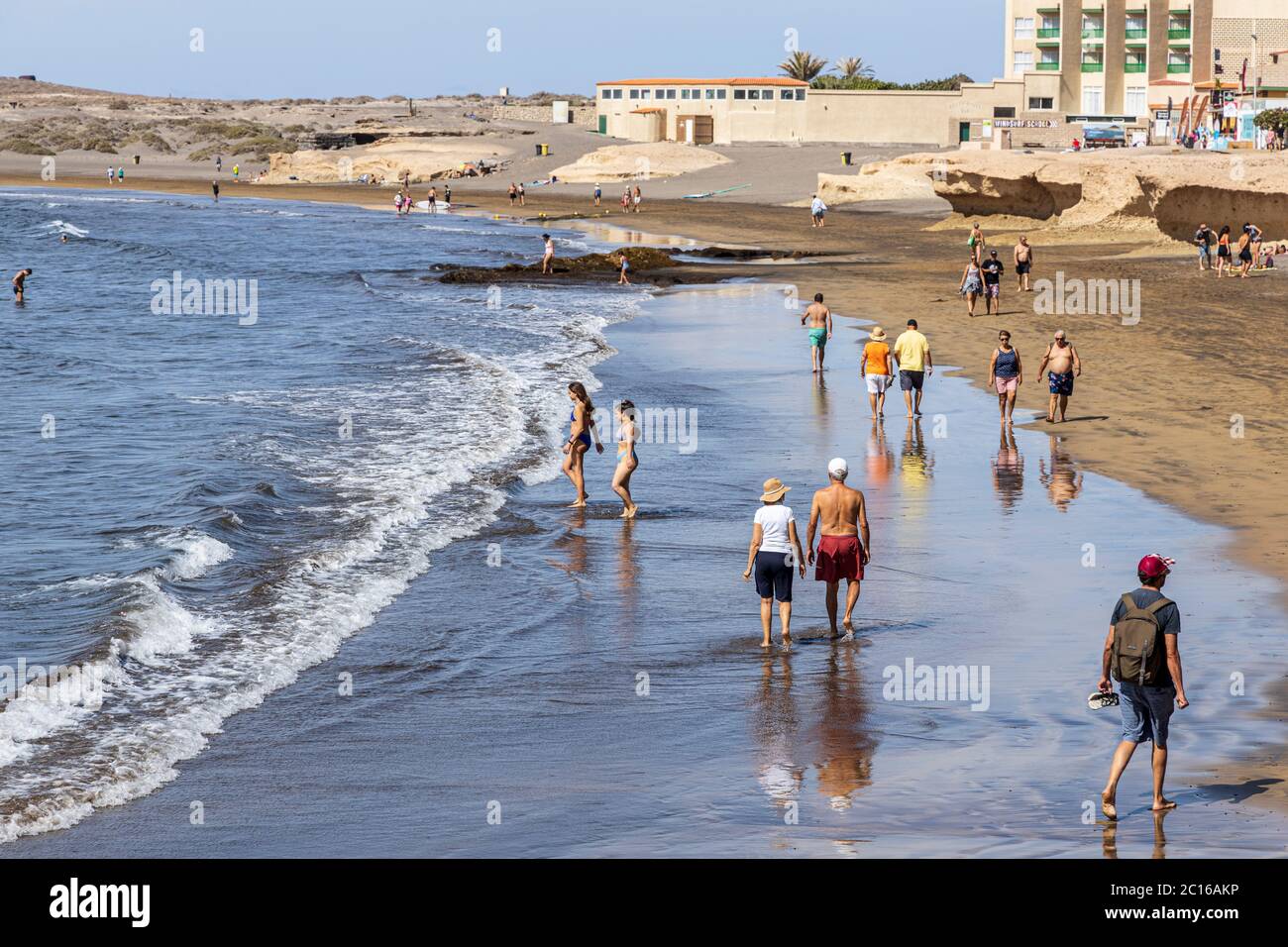 Les résidents locaux ont la plage pour eux-mêmes, car le temps monte pour l'été. Phase 3 désescalade du virus Covid 19, état d'urgence du virus corona Banque D'Images