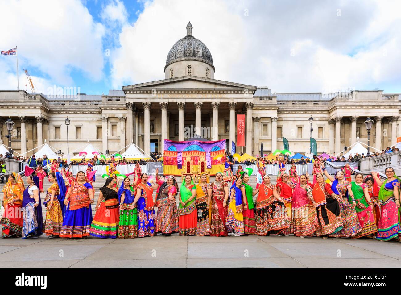 La danse Ghoomar, une danse traditionnelle du Rajastan, ouvre le festival Diwali in the Square sur Trafalgar Square, Londres Banque D'Images