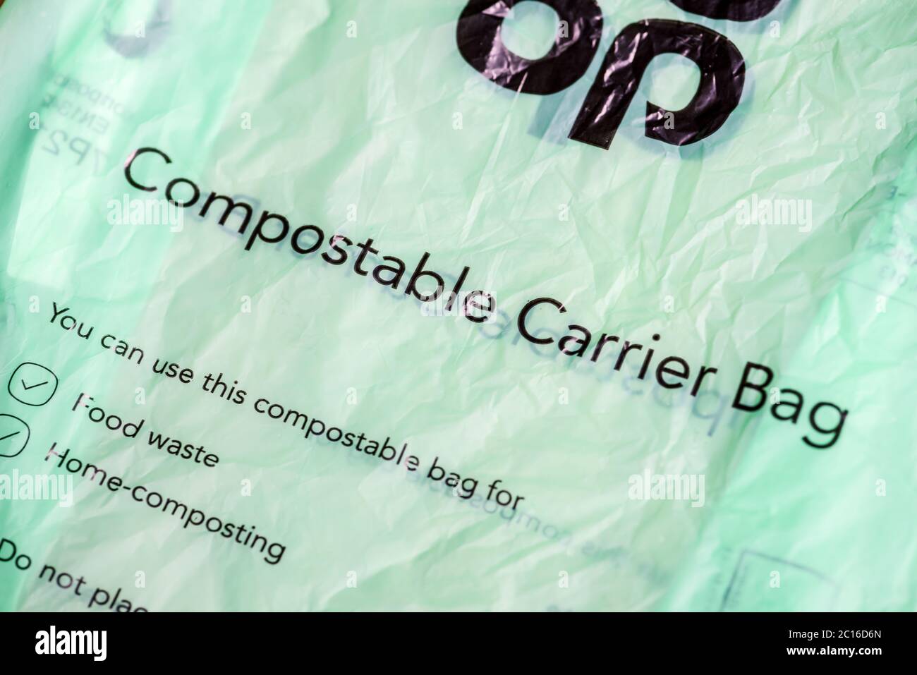 Sac de transport compostable de Co-Op à utiliser à la maison pour les déchets alimentaires et la composition à domicile Banque D'Images
