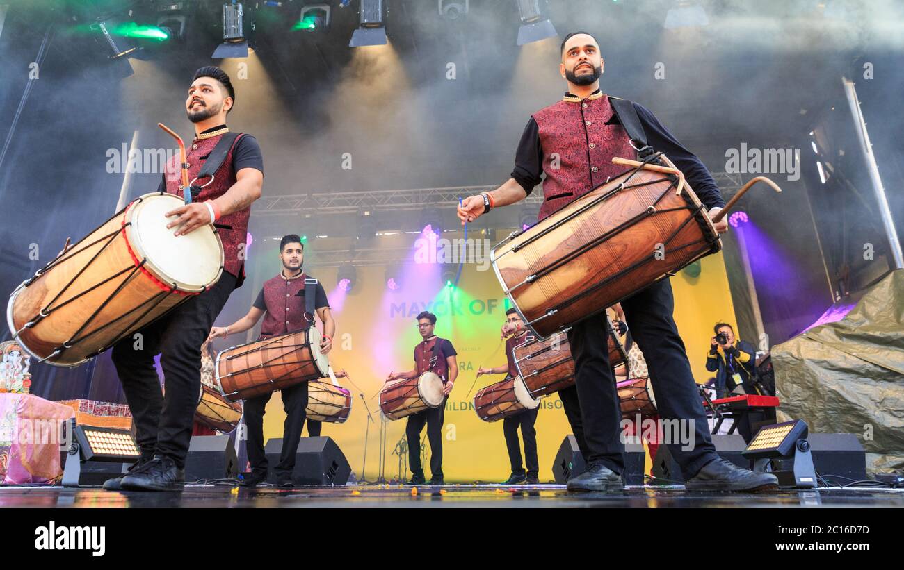 Punjabi Dhol Drummers représentation de groupe à Diwali on the Square, Diwali Festival Trafalgar Square, Londres, Royaume-Uni Banque D'Images