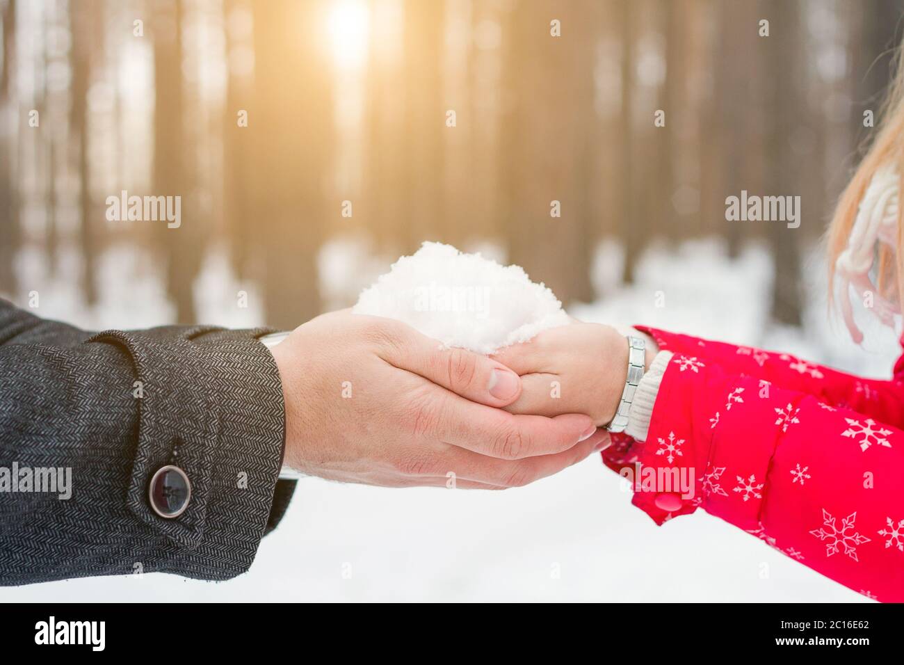 homme et femme tenant les mains de neige. Espace libre pour le texte Banque D'Images