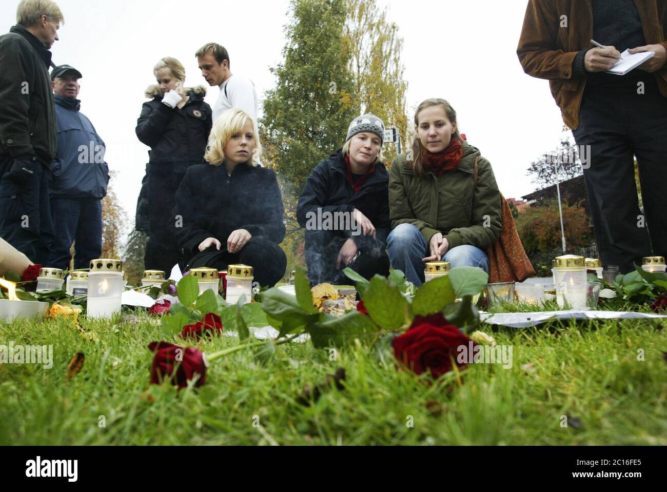 Linköping, Suède 20041020 le lendemain du double meurtre de Linköping, qui a eu lieu le 19 octobre 2004. Un homme seul et armé de couteaux a assassiné un garçon de huit ans et une femme de 56 ans à Åsgatan, dans les parties centrales de Linköping. Photo Jeppe Gustafsson Banque D'Images