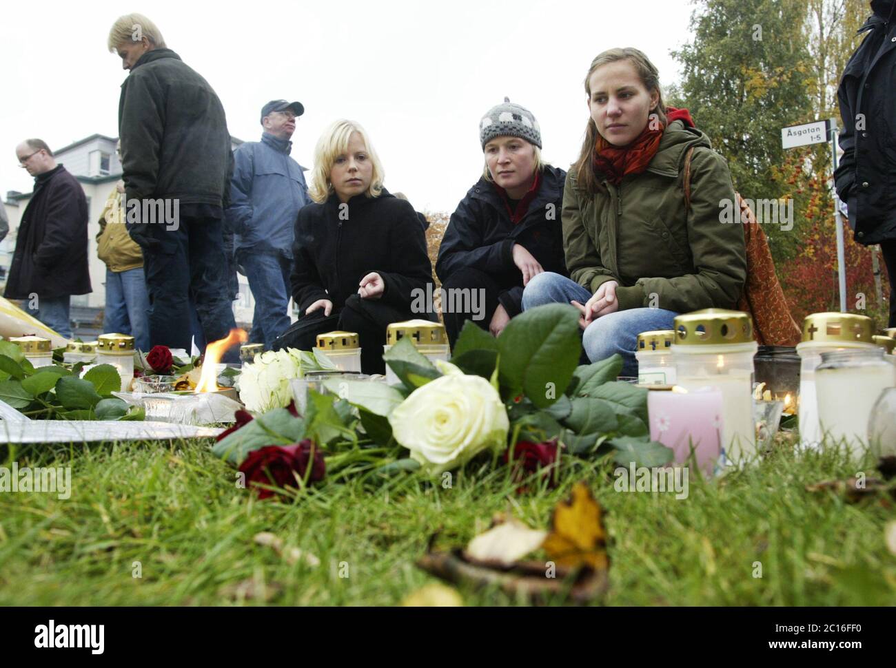 Linköping, Suède 20041020 le lendemain du double meurtre de Linköping, qui a eu lieu le 19 octobre 2004. Un homme seul et armé de couteaux a assassiné un garçon de huit ans et une femme de 56 ans à Åsgatan, dans les parties centrales de Linköping. Photo Jeppe Gustafsson Banque D'Images