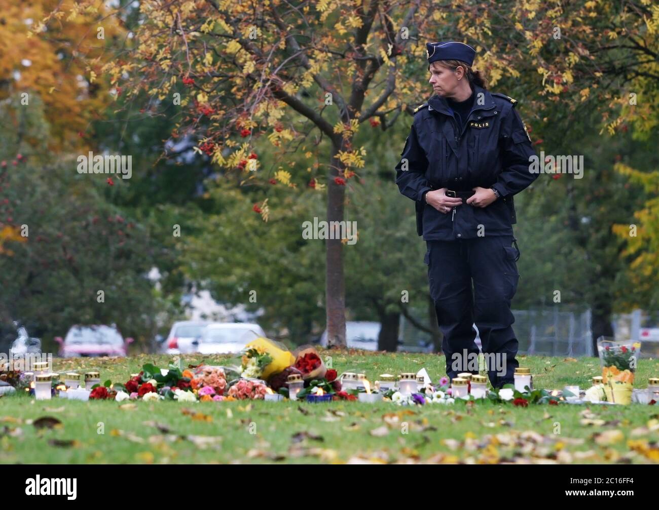 Linköping, Suède 20041020 le lendemain du double meurtre de Linköping, qui a eu lieu le 19 octobre 2004. Un homme seul et armé de couteaux a assassiné un garçon de huit ans et une femme de 56 ans à Åsgatan, dans les parties centrales de Linköping. Photo Jeppe Gustafsson Banque D'Images