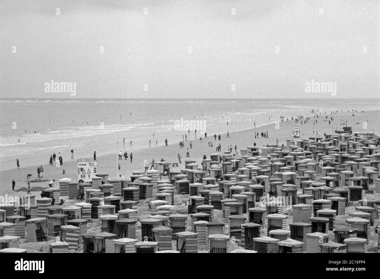 Plage principale, île de Borkum, août 1981, Basse-Saxe, Allemagne Banque D'Images