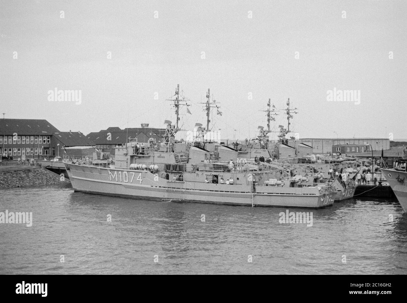 M1074, le Minesweeper allemand de la Marine Tübingen visite de la base navale de l'île de Borkum, 22 août 1981, Basse-Saxe, Allemagne Banque D'Images
