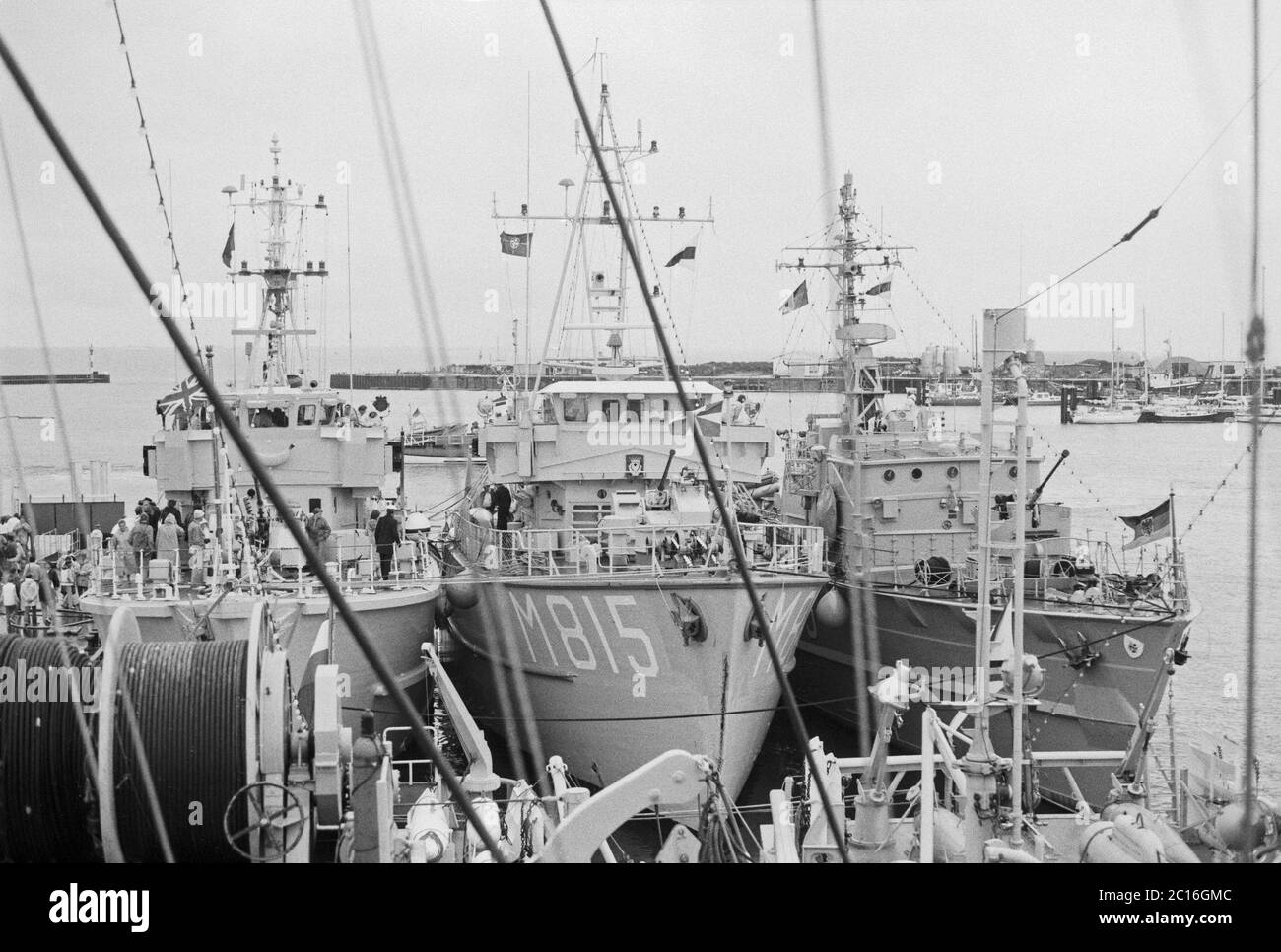 Bateaux visitant la base navale, île de Borkum, 22 août 1981, Basse-Saxe, Allemagne Banque D'Images