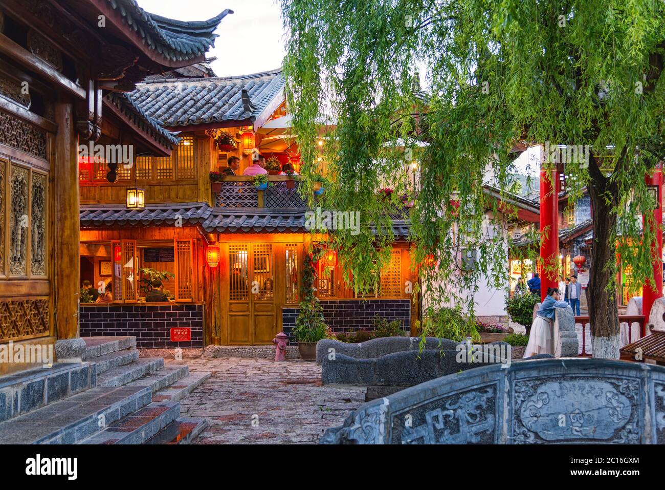 Lijiang, Chine - le 26 avril 2019 : vue sur la vieille ville de touristes chinois avec. Vieille ville est un site du patrimoine mondial de l'UNESCO Banque D'Images