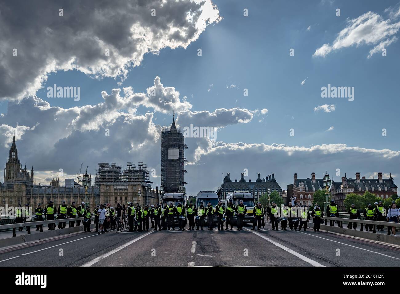 Des milliers de nationalistes se rassemblent à Westminster pour protester violemment contre le récent enlèvement et le vandalisme de monuments, notamment Winston Churchill. Banque D'Images