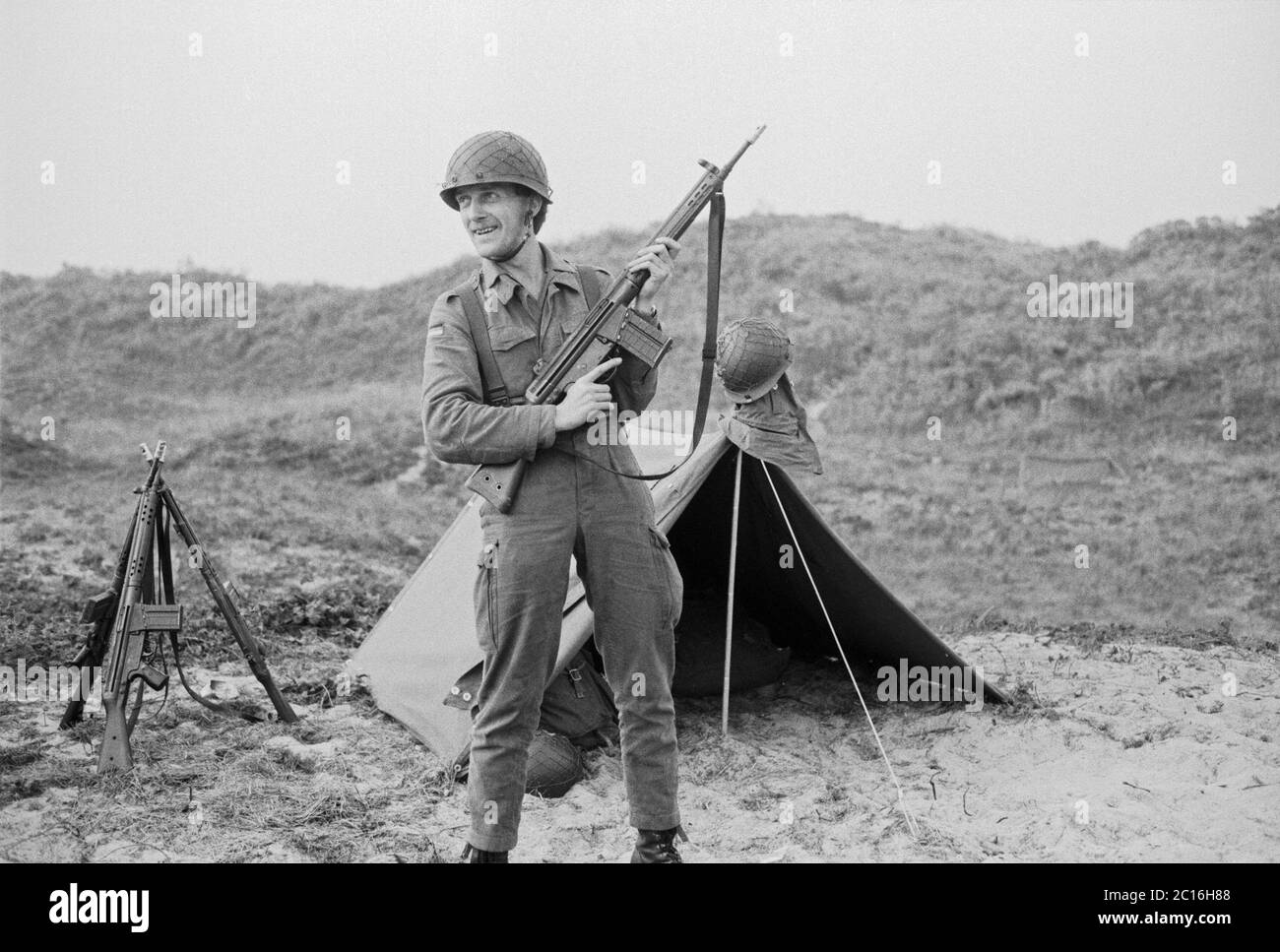 Soldat posant pour la photo, manœuvre de la marine, entraînement de base, septembre 1981, île de Borkum, Basse-Saxe, Allemagne Banque D'Images